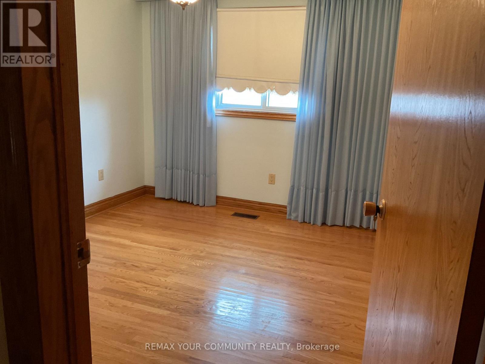 Upper - 391 Glen Park Avenue, Toronto, Ontario  M6B 2E6 - Photo 11 - W13220714