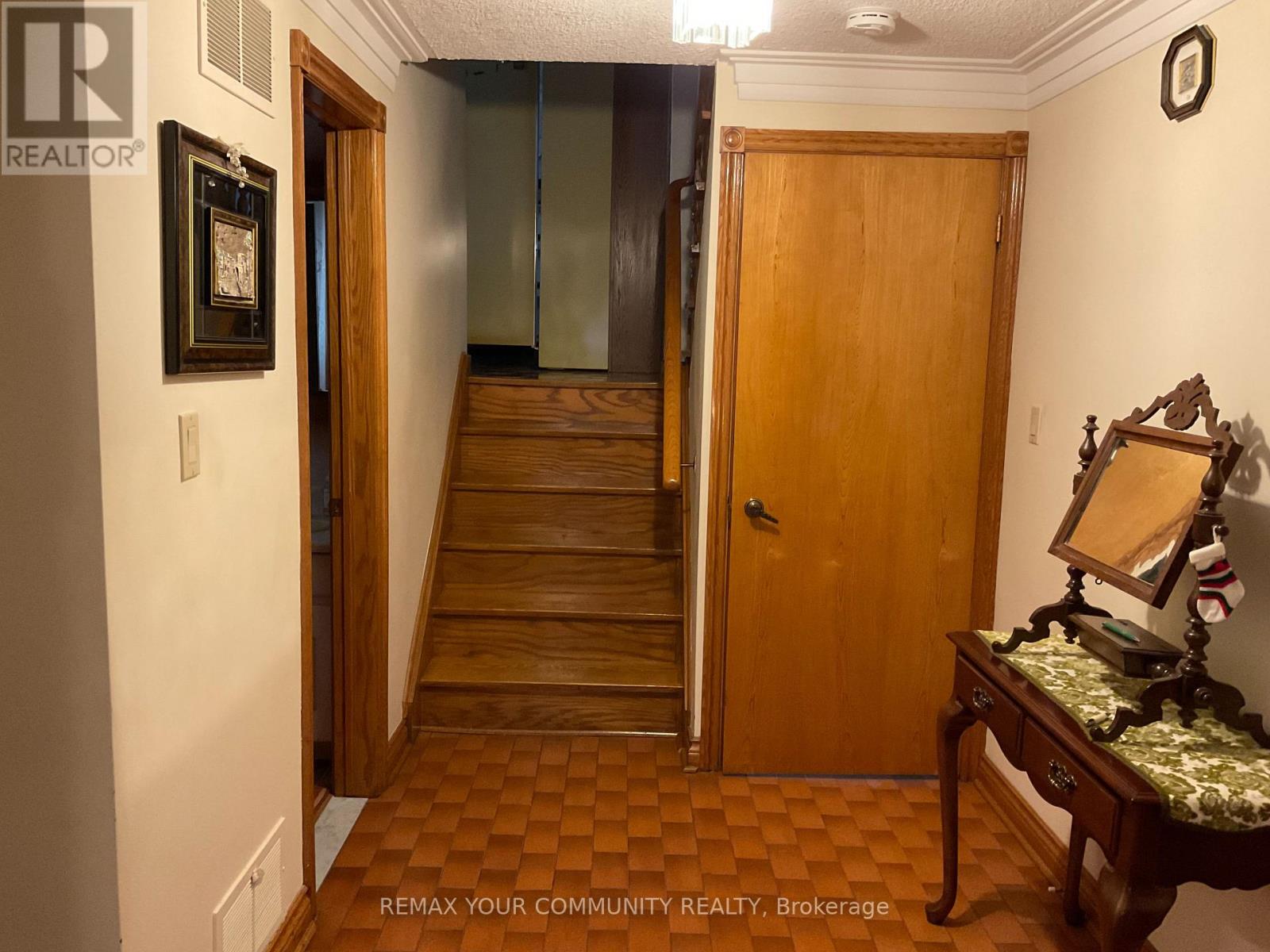 Upper - 391 Glen Park Avenue, Toronto, Ontario  M6B 2E6 - Photo 12 - W13220714