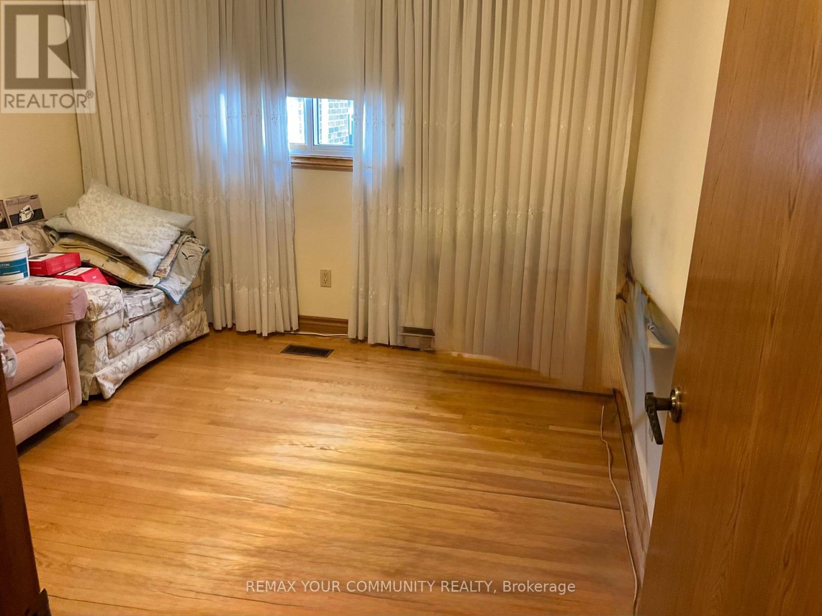 Upper - 391 Glen Park Avenue, Toronto, Ontario  M6B 2E6 - Photo 13 - W13220714