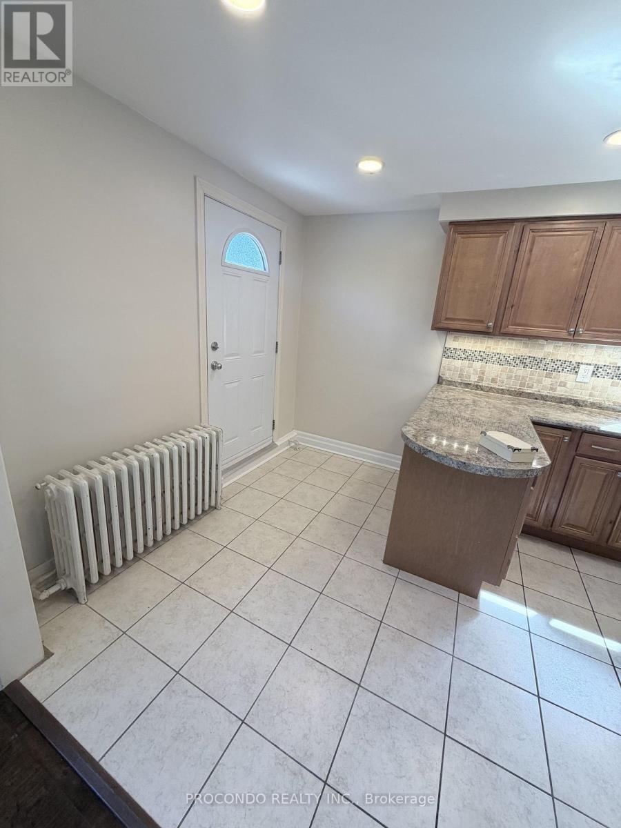 Upper Unit 1 - 287 Lakeshore Road E, Mississauga, Ontario  L5G 1H3 - Photo 2 - W13220732