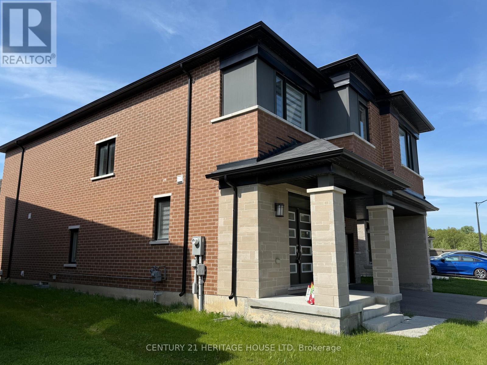 18 Dolucci Crescent E, Brampton, Ontario  L7A 5E9 - Photo 2 - W13220772