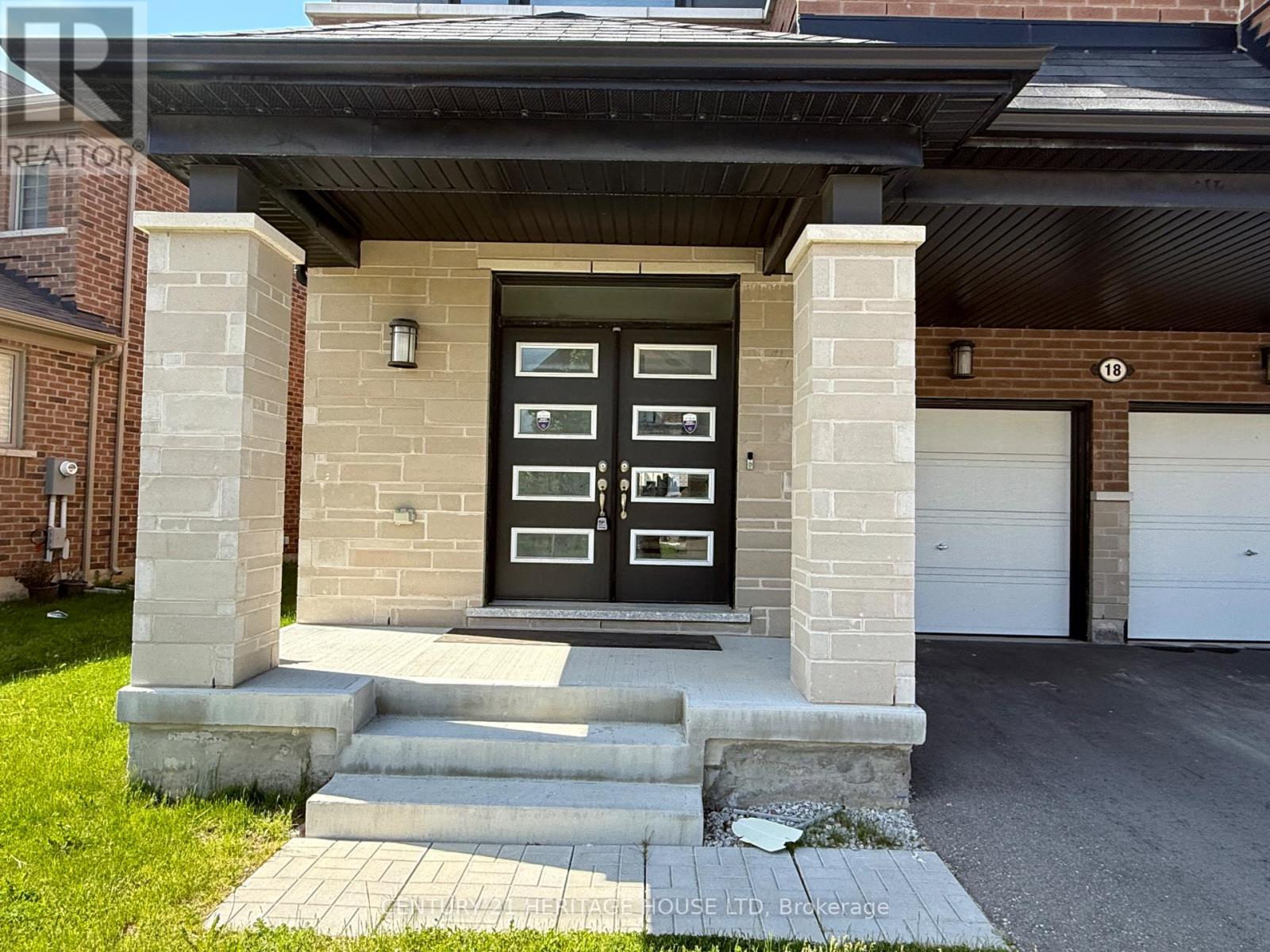 18 Dolucci Crescent E, Brampton, Ontario  L7A 5E9 - Photo 3 - W13220772