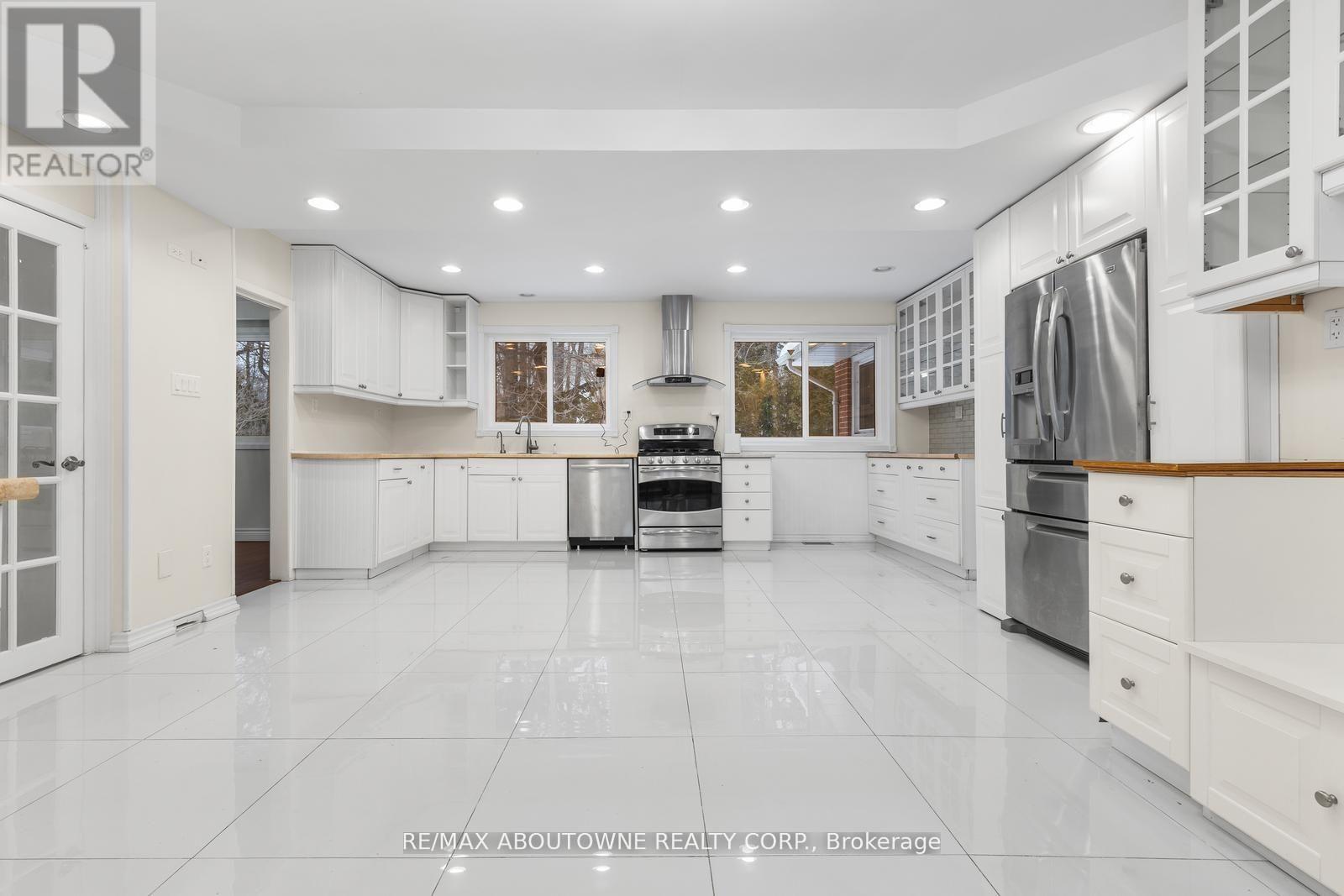 145 Wolfdale Avenue, Oakville, Ontario  L6L 4R9 - Photo 12 - W13220932