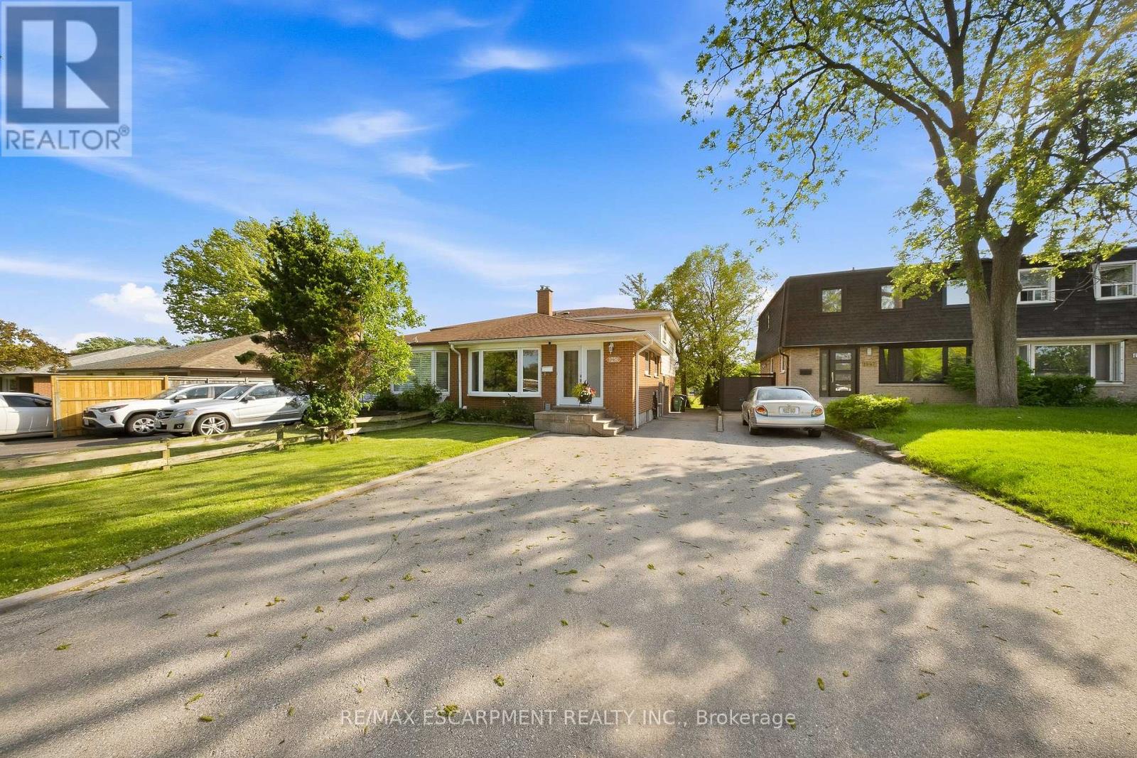 1251 Fairdale Drive, Mississauga, Ontario  L5C 1K3 - Photo 2 - W13220948