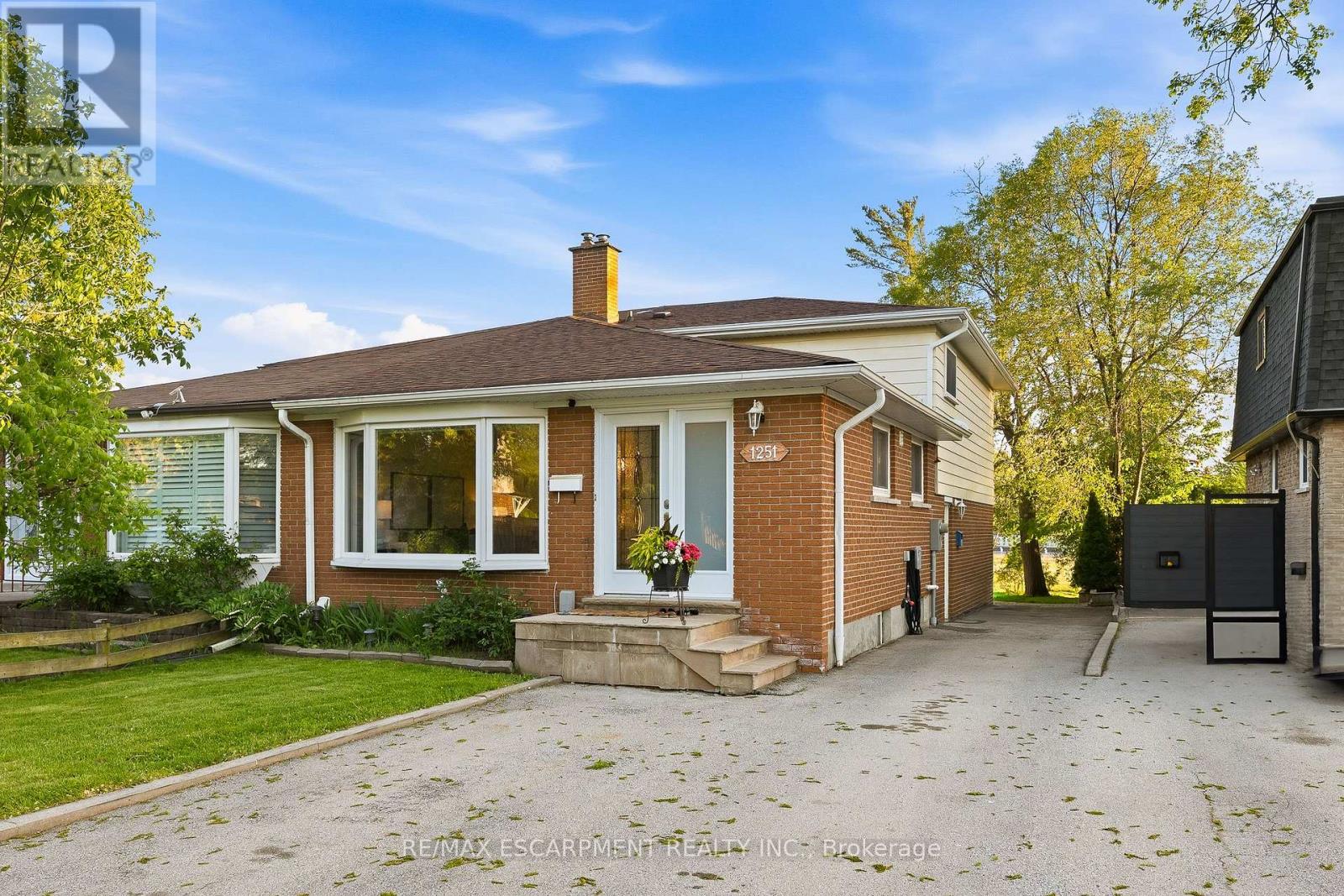 1251 Fairdale Drive, Mississauga, Ontario  L5C 1K3 - Photo 3 - W13220948