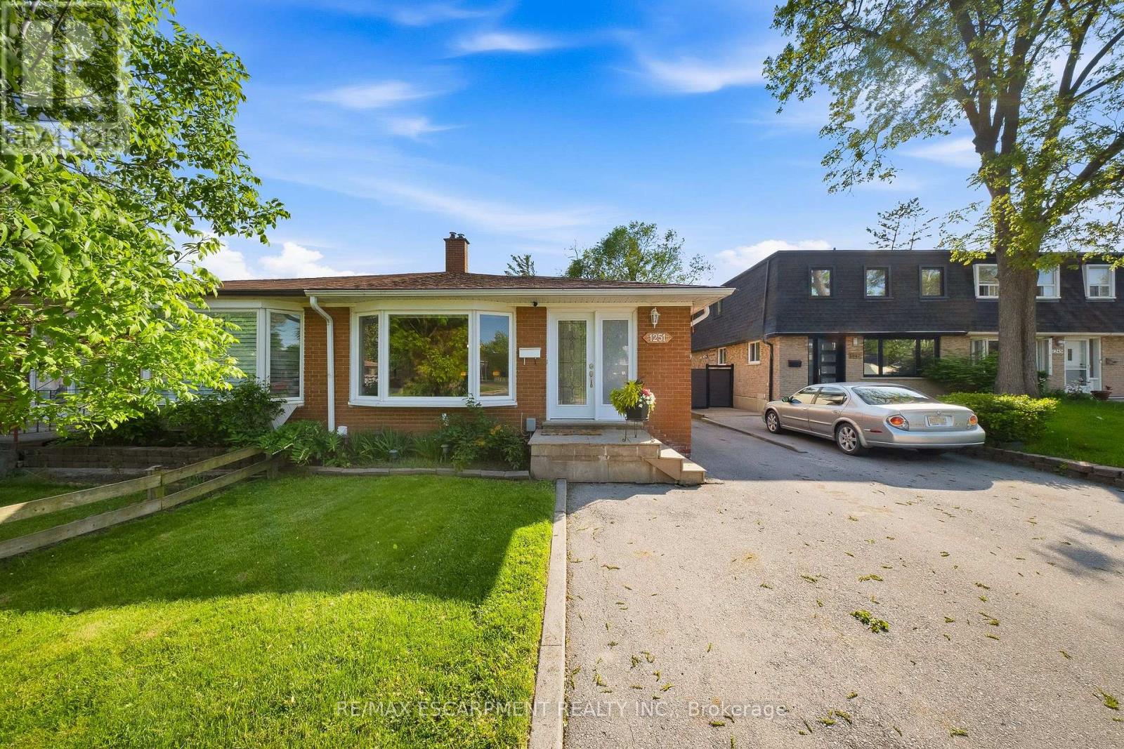 1251 Fairdale Drive, Mississauga, Ontario  L5C 1K3 - Photo 4 - W13220948