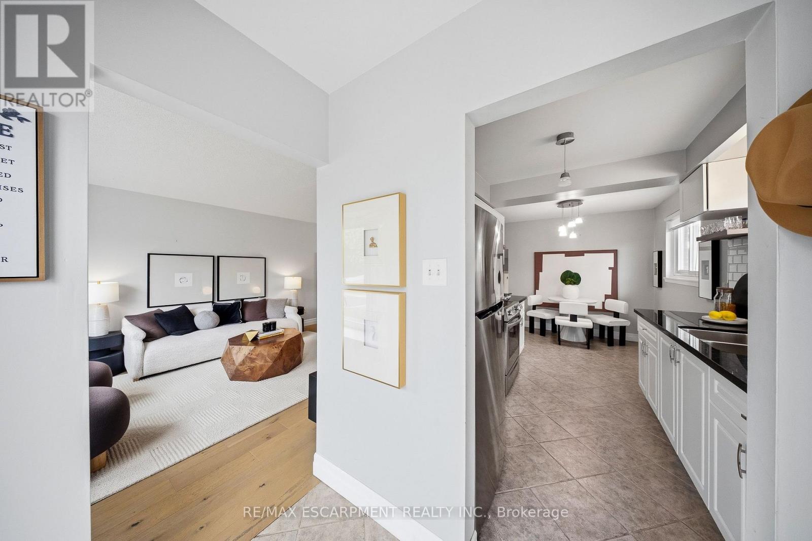 1251 Fairdale Drive, Mississauga, Ontario  L5C 1K3 - Photo 6 - W13220948