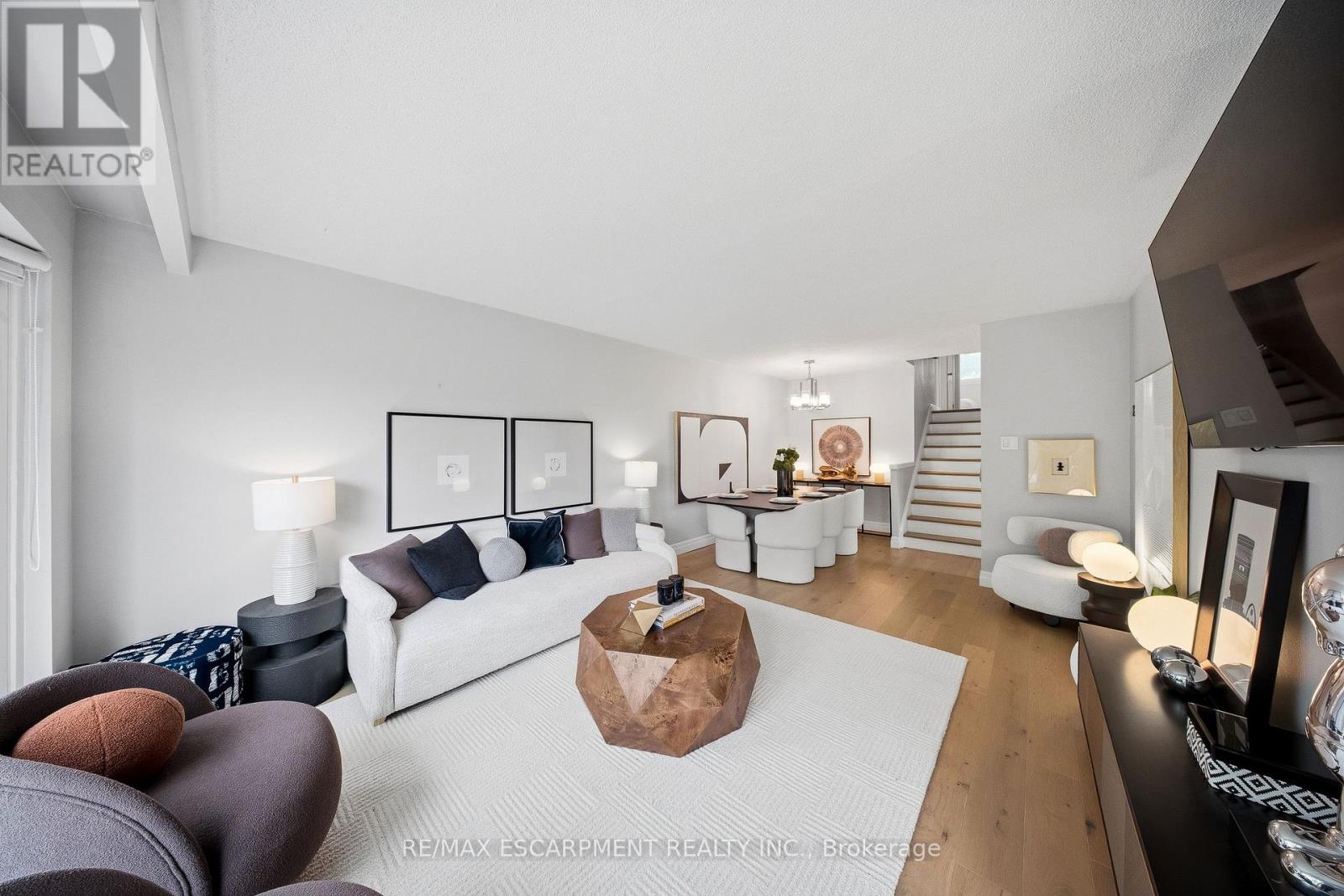 1251 Fairdale Drive, Mississauga, Ontario  L5C 1K3 - Photo 8 - W13220948