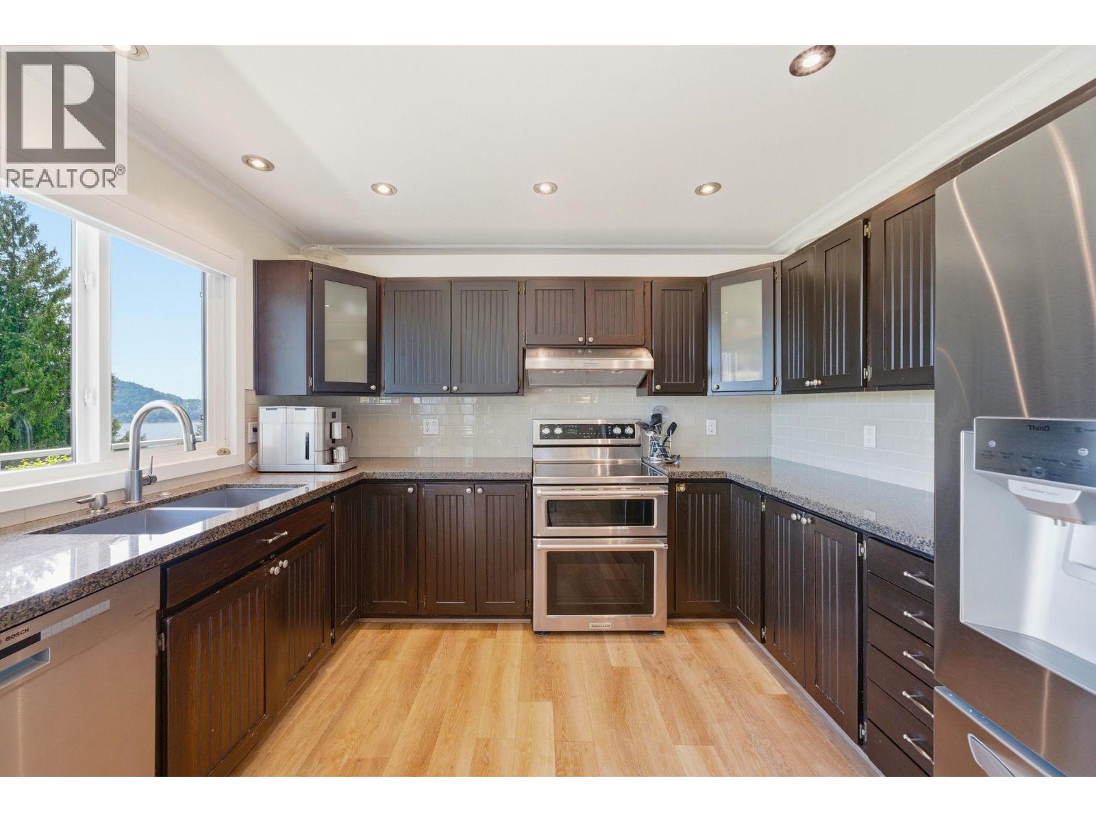 4015 Cummins Place, North Vancouver, British Columbia  V7G 2E8 - Photo 8 - R3130092