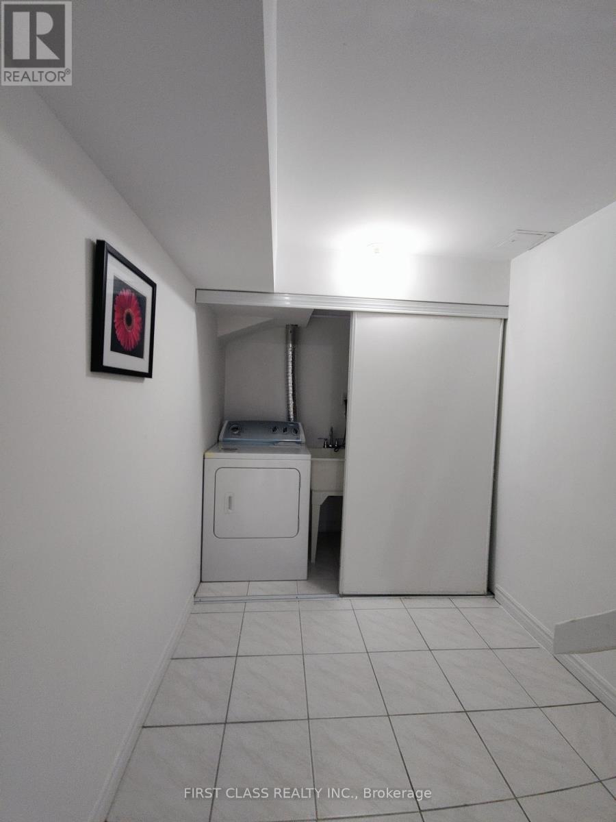 27 Macklingate Court, Toronto, Ontario  M1V 1A2 - Photo 6 - E13221122
