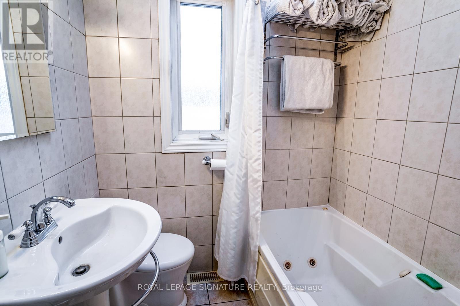 Main Fl - 33 Athlone Road, Toronto, Ontario  M4J 4H3 - Photo 21 - E13220704
