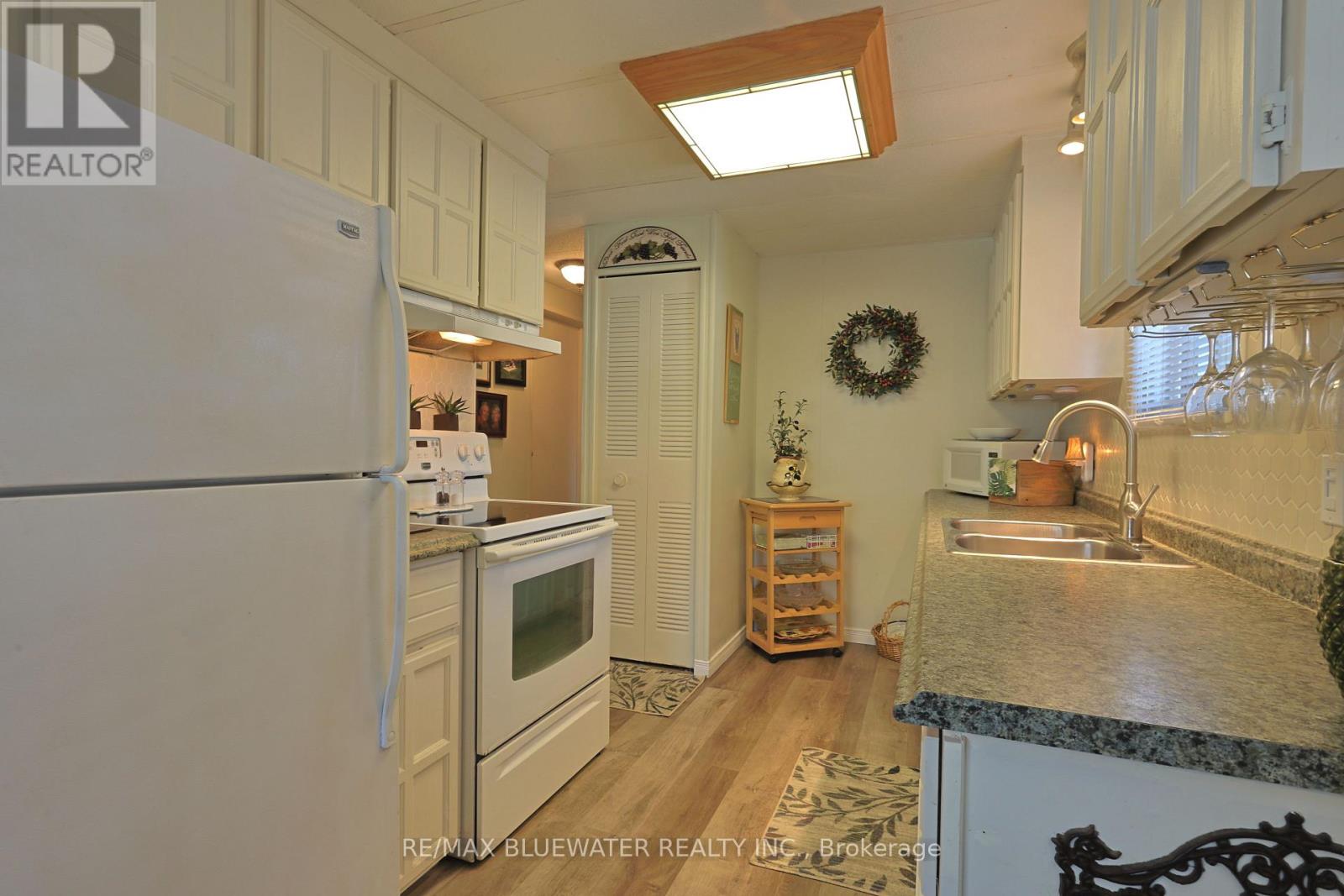208 Biltmore Drive, South Huron, Ontario  N0M 1T0 - Photo 16 - X13221574