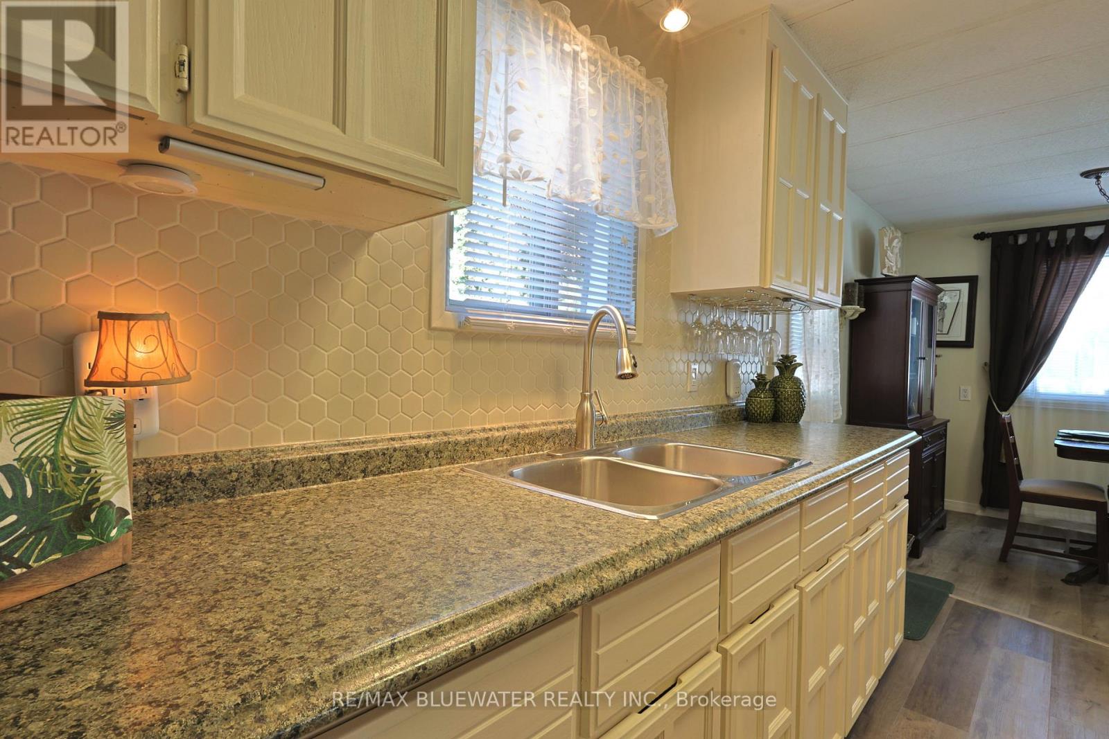 208 Biltmore Drive, South Huron, Ontario  N0M 1T0 - Photo 17 - X13221574
