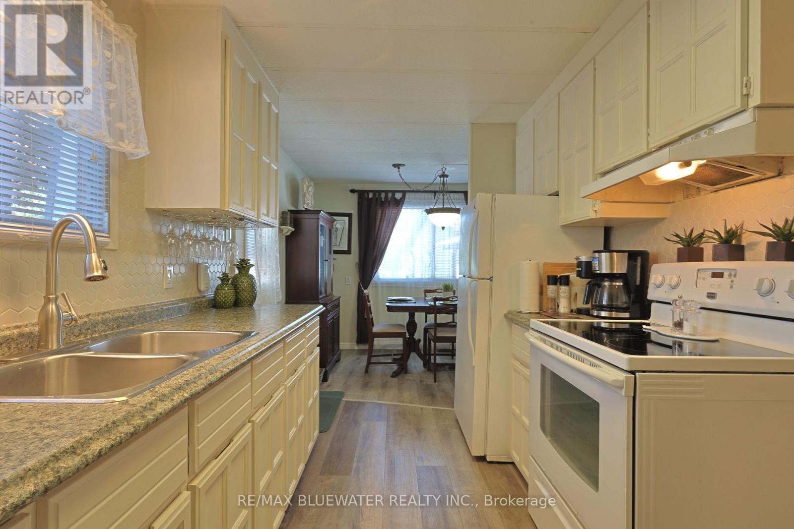 208 Biltmore Drive, South Huron, Ontario  N0M 1T0 - Photo 5 - X13221574