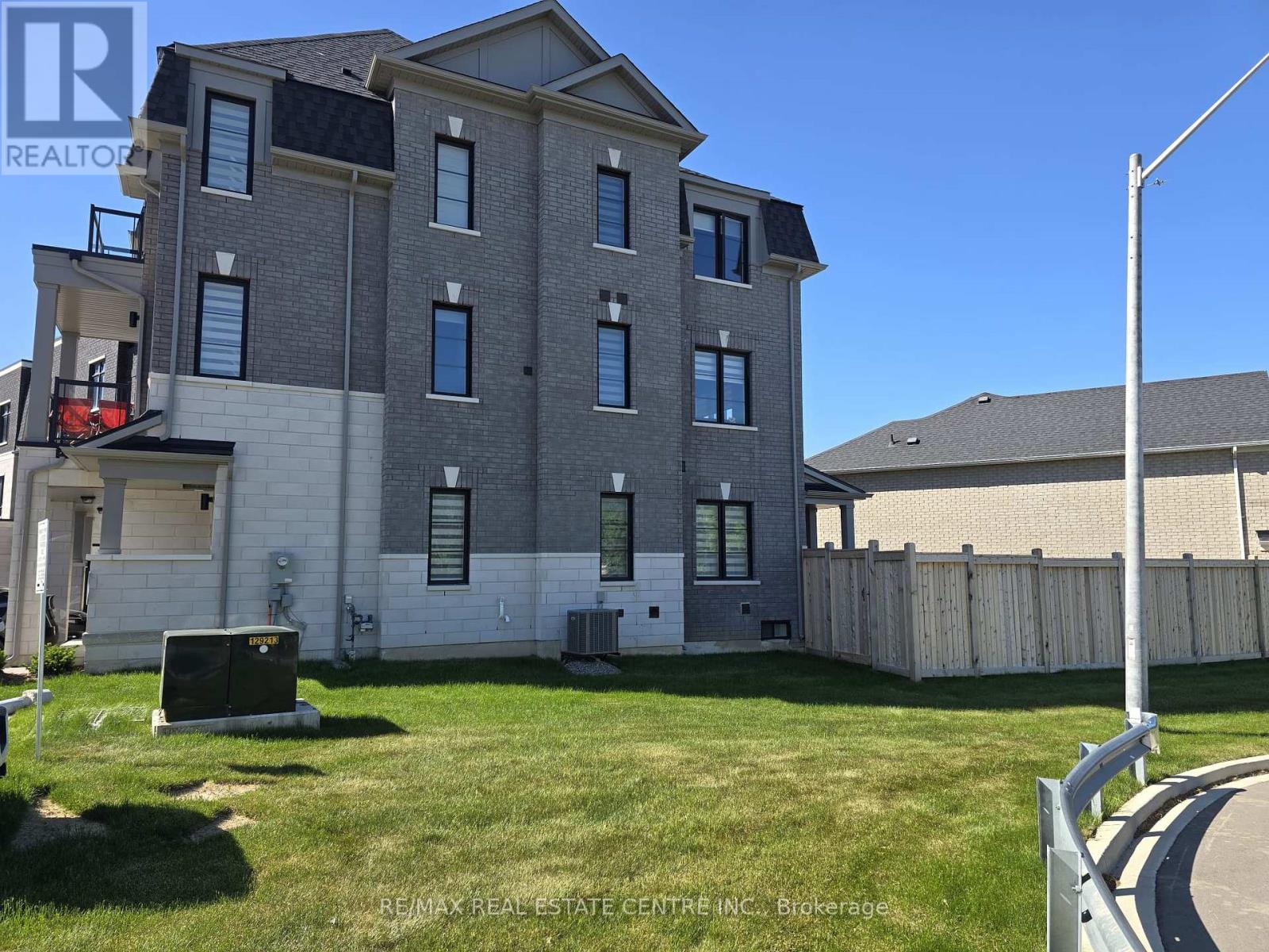 5959 Saigon Street, Mississauga, Ontario L6H 7G1 - Photo 2 - W13218038