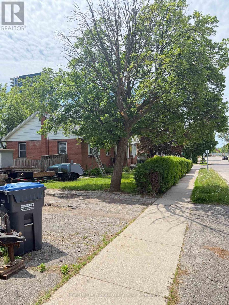 16 Centre Street N, Brampton, Ontario  L6V 1S7 - Photo 6 - W13221586