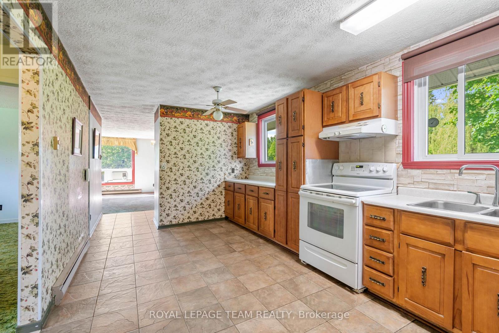 15615 Dixon Road, South Stormont, Ontario  K0C 1R0 - Photo 8 - X13221724