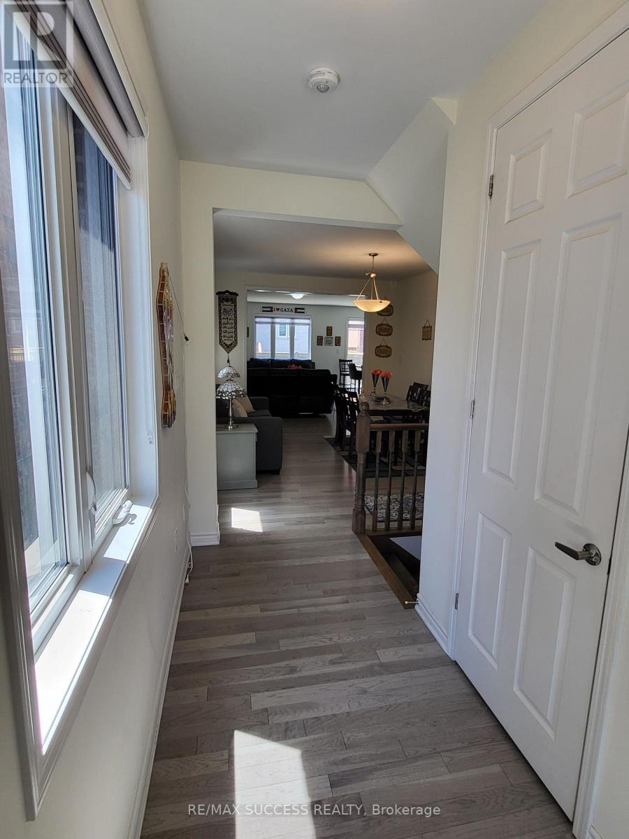 725 Kennedy Circle W, Milton, Ontario  L9E 1R9 - Photo 2 - W13221752