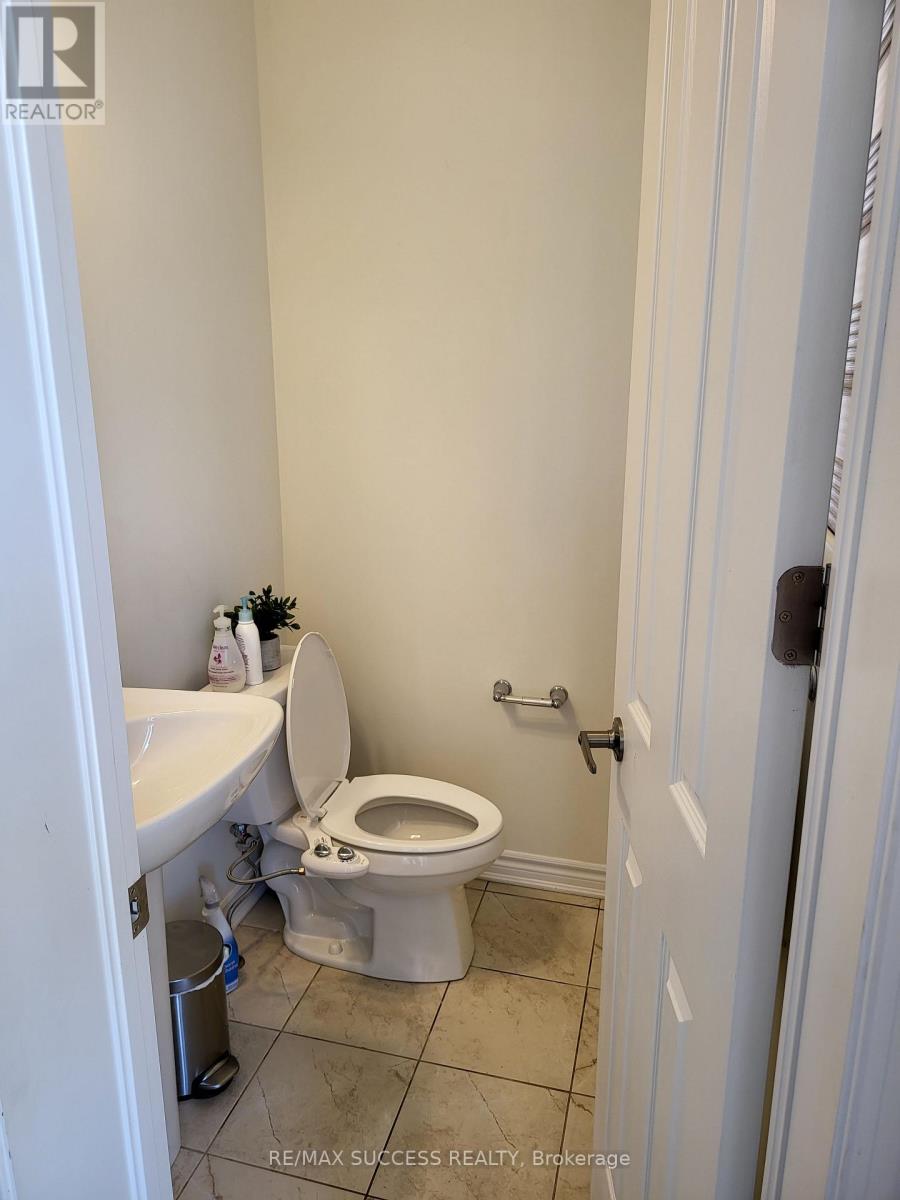 725 Kennedy Circle W, Milton, Ontario  L9E 1R9 - Photo 3 - W13221752