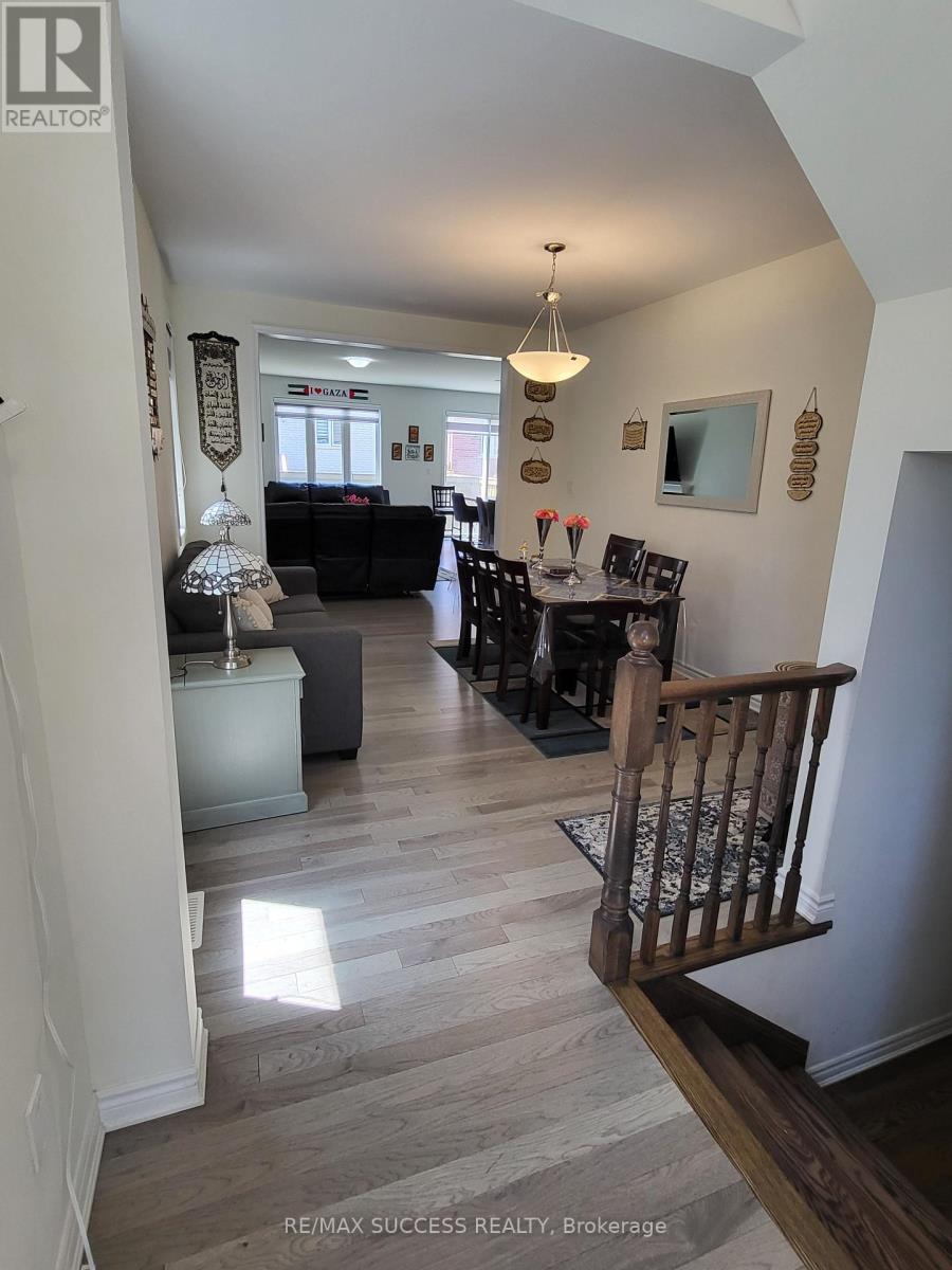 725 Kennedy Circle W, Milton, Ontario  L9E 1R9 - Photo 4 - W13221752