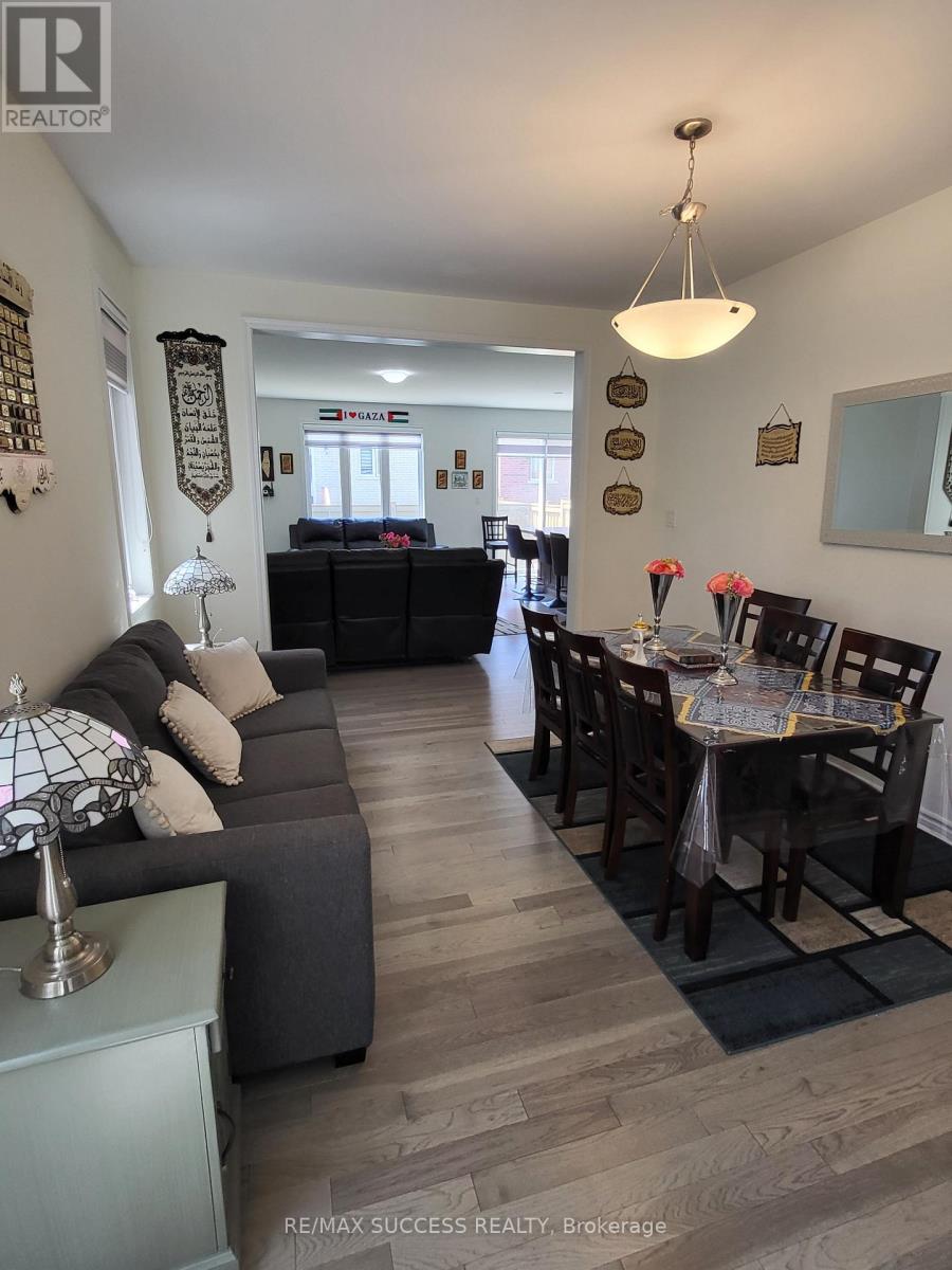 725 Kennedy Circle W, Milton, Ontario  L9E 1R9 - Photo 5 - W13221752