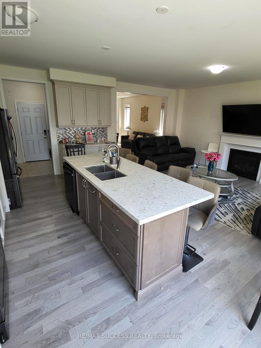 725 Kennedy Circle W, Milton, Ontario  L9E 1R9 - Photo 7 - W13221752