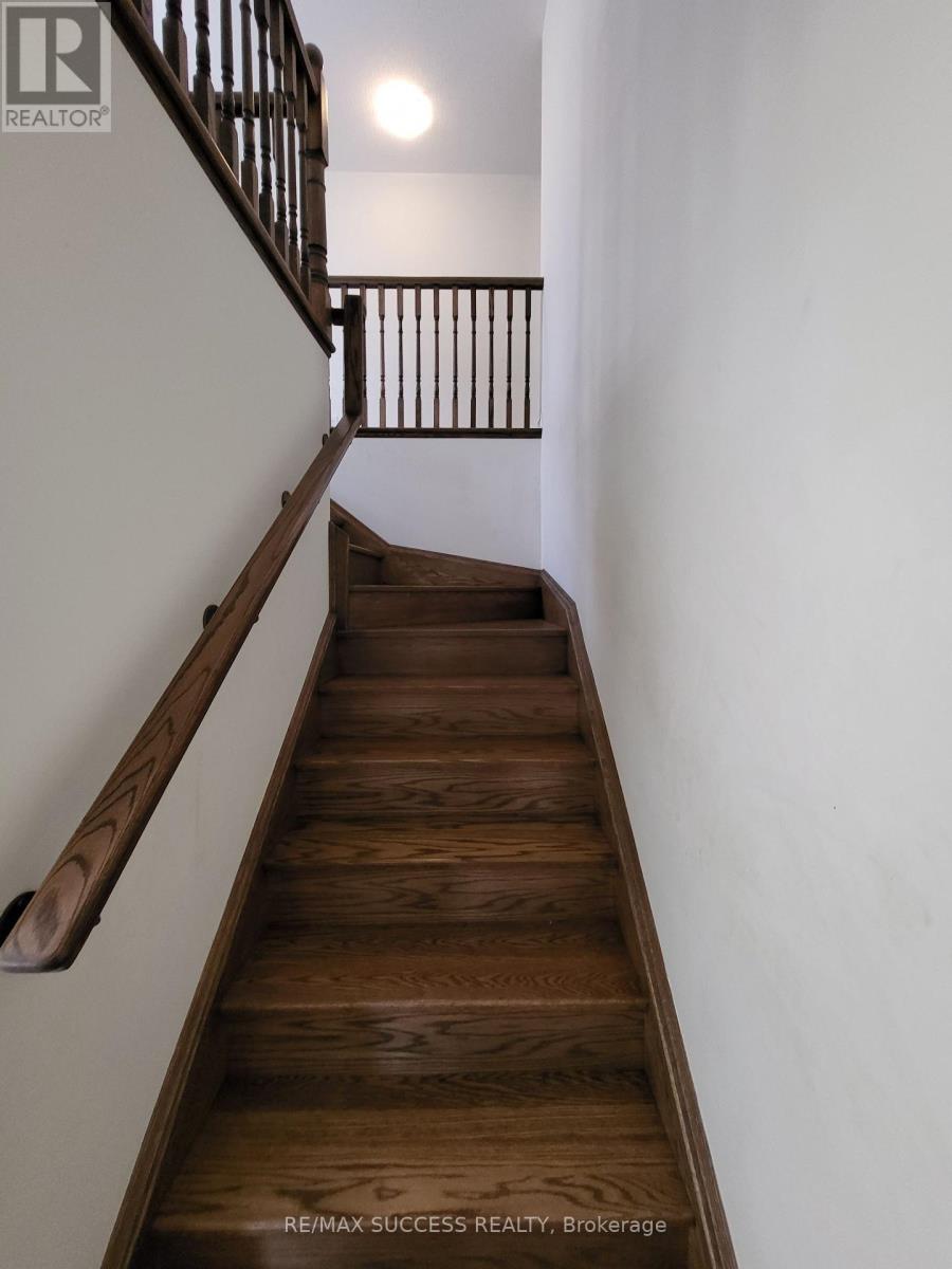 725 Kennedy Circle W, Milton, Ontario  L9E 1R9 - Photo 8 - W13221752