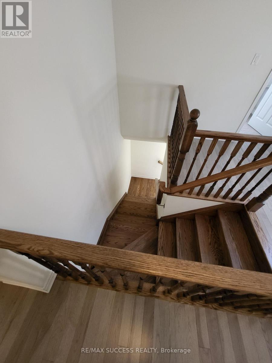 725 Kennedy Circle W, Milton, Ontario  L9E 1R9 - Photo 9 - W13221752