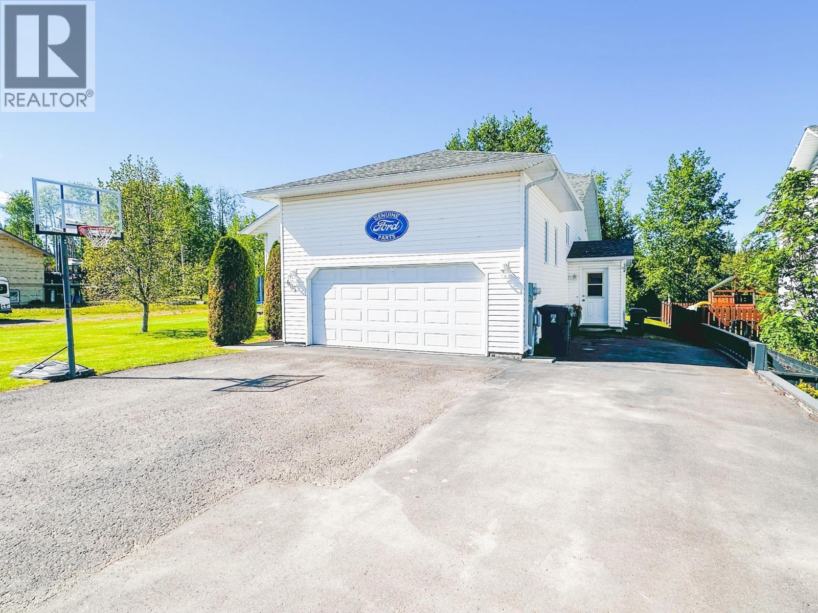 605 9th Avenue, Burns Lake, British Columbia  V0J 1E0 - Photo 4 - R3129681
