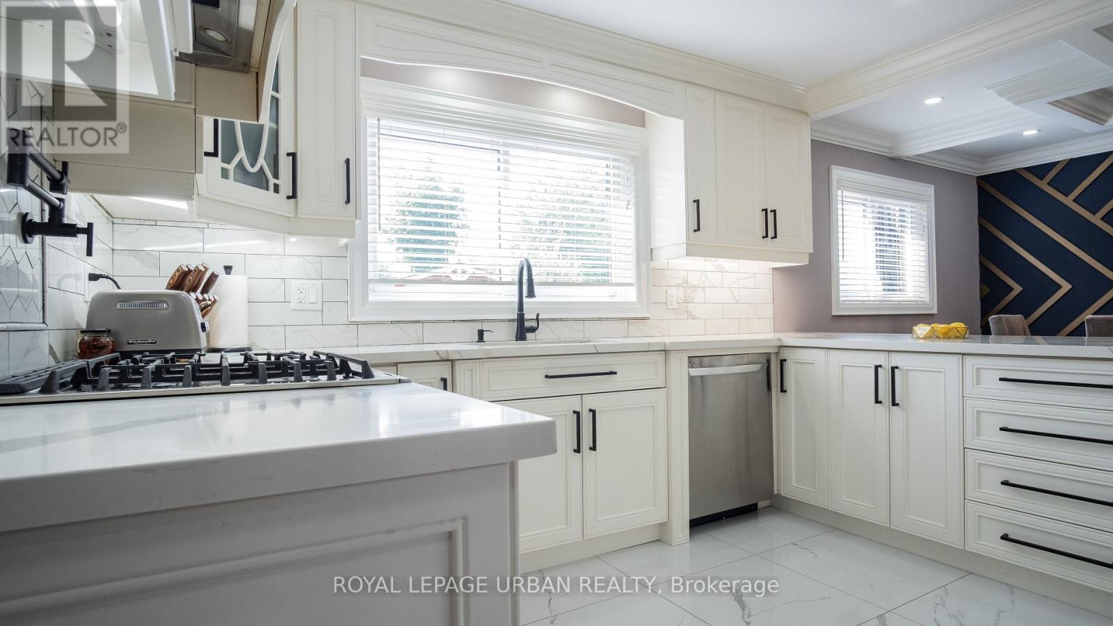 4 Deerfield Crescent, Brampton, Ontario  L6T 1K6 - Photo 10 - W13221844
