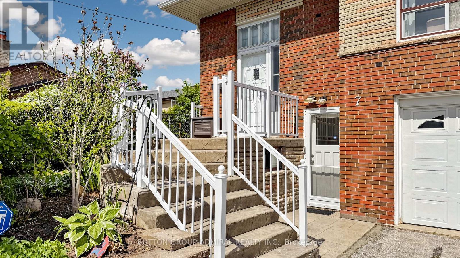 7 Whitbread Crescent, Toronto, Ontario  M3L 2A8 - Photo 3 - W13221968