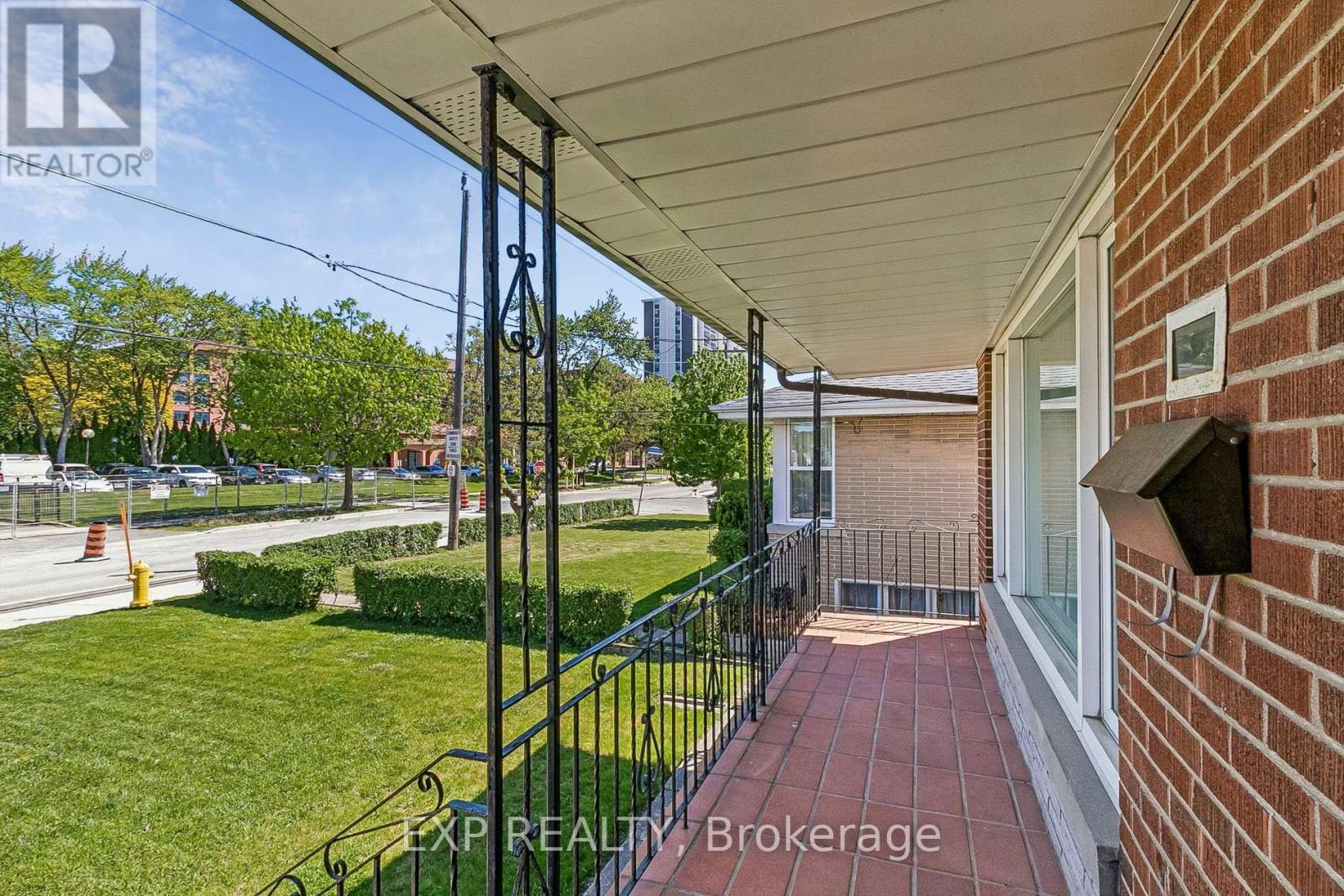 51 Playfair Avenue, Toronto, Ontario  M6B 2P8 - Photo 5 - W13222090