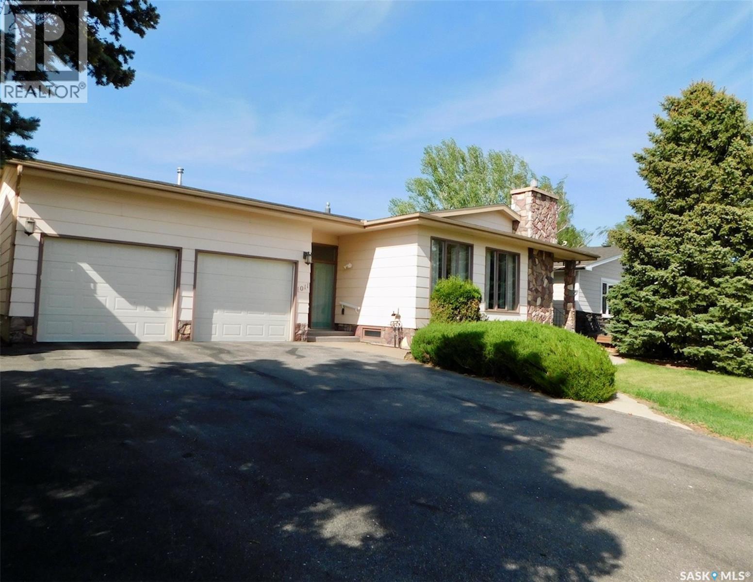 1011 Granville Avenue, Assiniboia, Saskatchewan S0H 0B0 - Photo 2 - SK037647