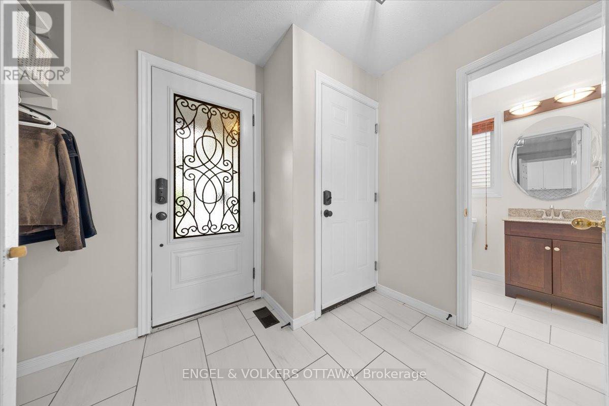 3762 Autumnwood Street, Ottawa, Ontario  K1T 2K8 - Photo 5 - X13222444