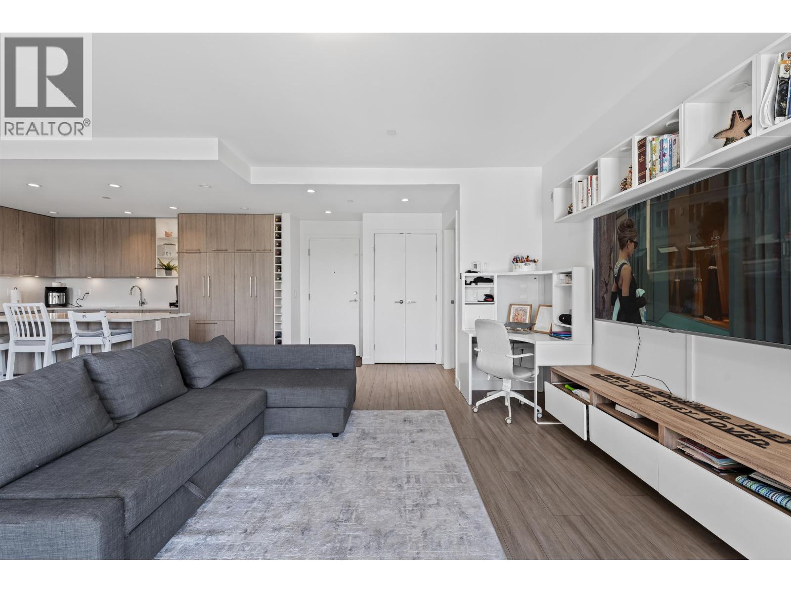 306 707 E 3rd Street, North Vancouver, British Columbia  V7L 1G8 - Photo 2 - R3130109