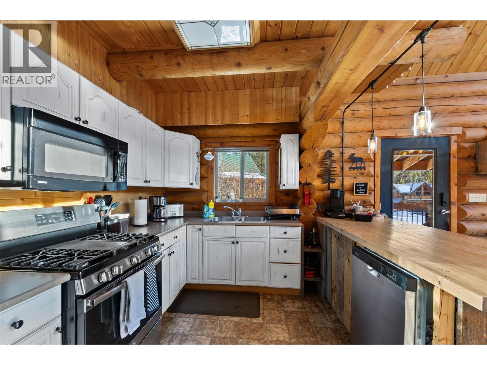 4889 Pine Ridge Way