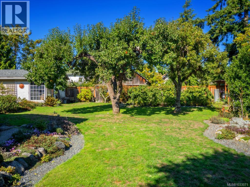 1736 Haultain St, Victoria, British Columbia  V8R 2L2 - Photo 2 - 1033071
