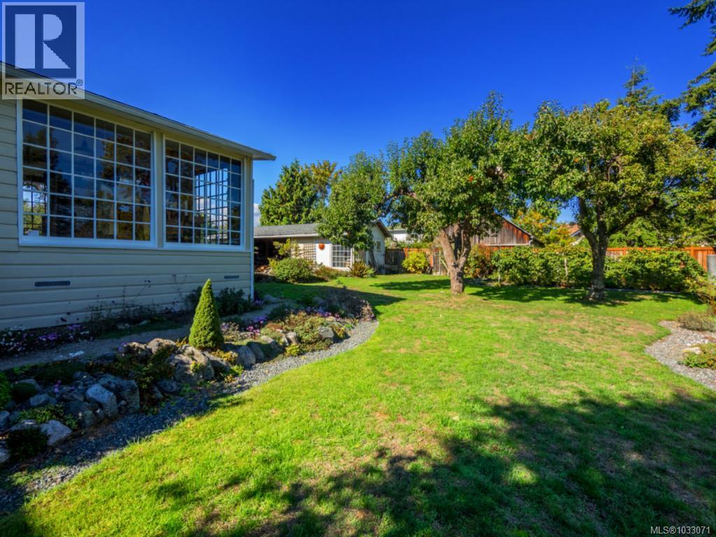 1736 Haultain St, Victoria, British Columbia  V8R 2L2 - Photo 3 - 1033071