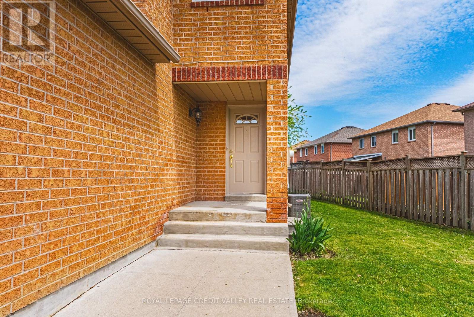 155 Saddletree Trail, Brampton, Ontario  L6X 4M9 - Photo 3 - W13222254