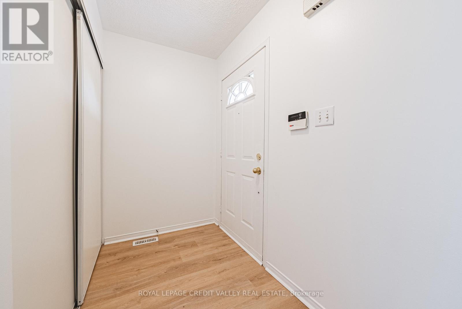 155 Saddletree Trail, Brampton, Ontario  L6X 4M9 - Photo 5 - W13222254