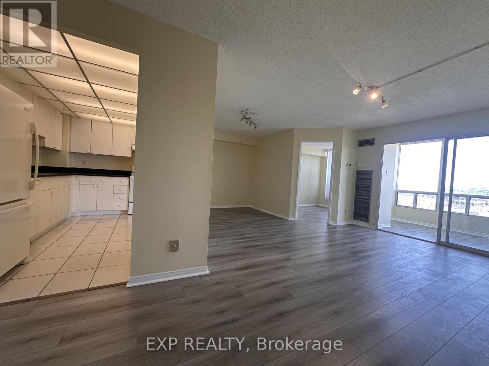 502 - 115 Hillcrest Avenue, Mississauga, Ontario  L5B 3Y9 - Photo 2 - W13222420