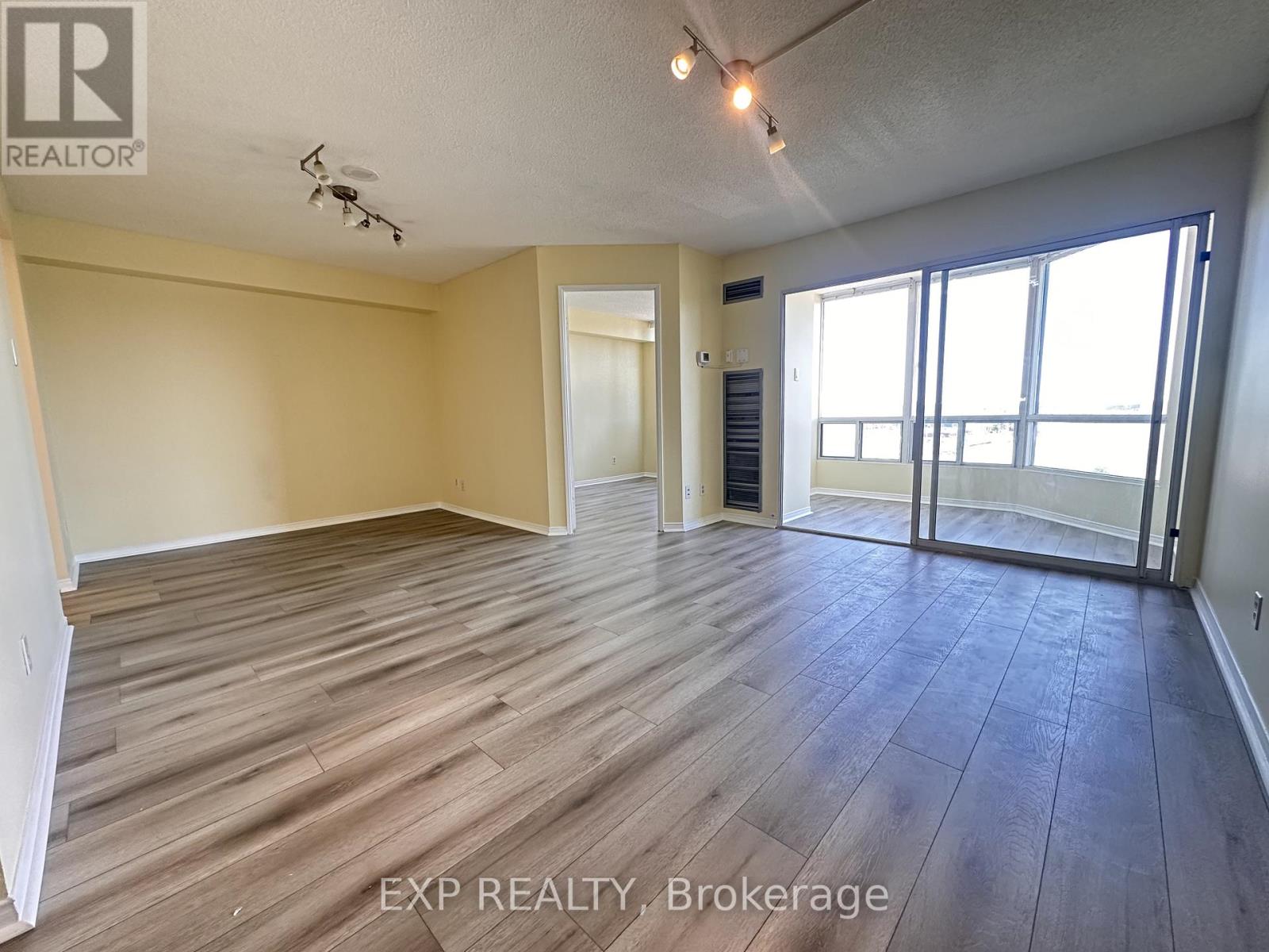 502 - 115 Hillcrest Avenue, Mississauga, Ontario  L5B 3Y9 - Photo 4 - W13222420