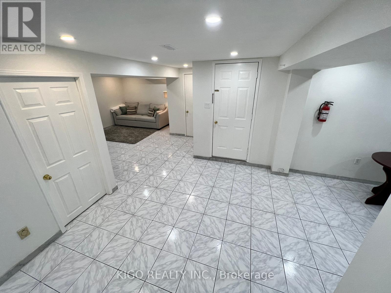 Basement - 5907 Ladyburn Crescent, Mississauga, Ontario  L5M 4V6 - Photo 3 - W13222452