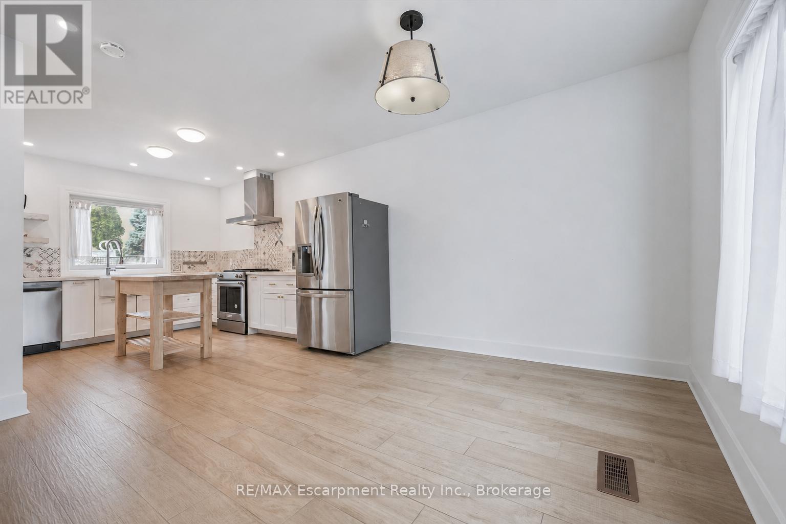 227 Martindale Avenue, Oakville, Ontario  L6H 4K2 - Photo 3 - W13222852