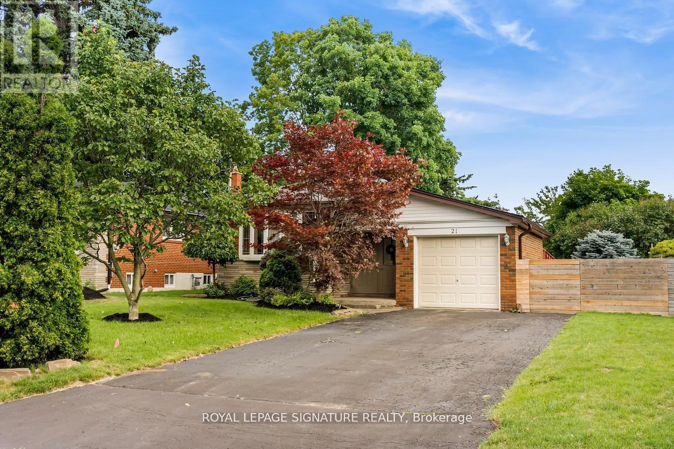 21 BROADLANDS BOULEVARD, Toronto, Ontario
