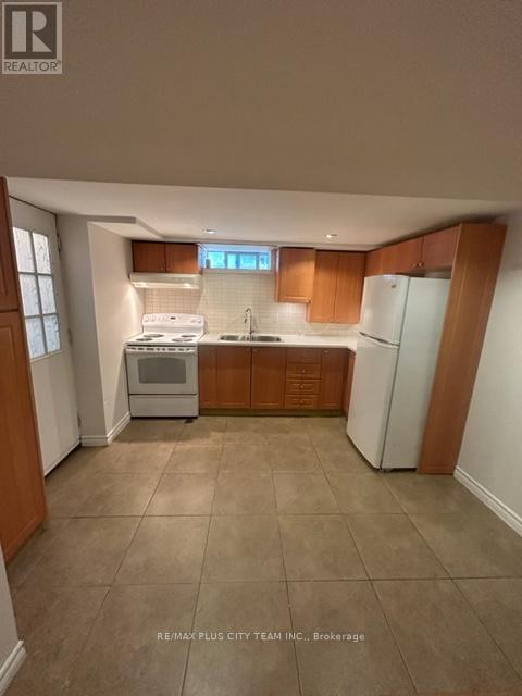 Bsmt - 686 Sammon Avenue, Toronto, Ontario  M4C 2E2 - Photo 2 - E13222512