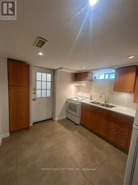 Bsmt - 686 Sammon Avenue, Toronto, Ontario  M4C 2E2 - Photo 6 - E13222512