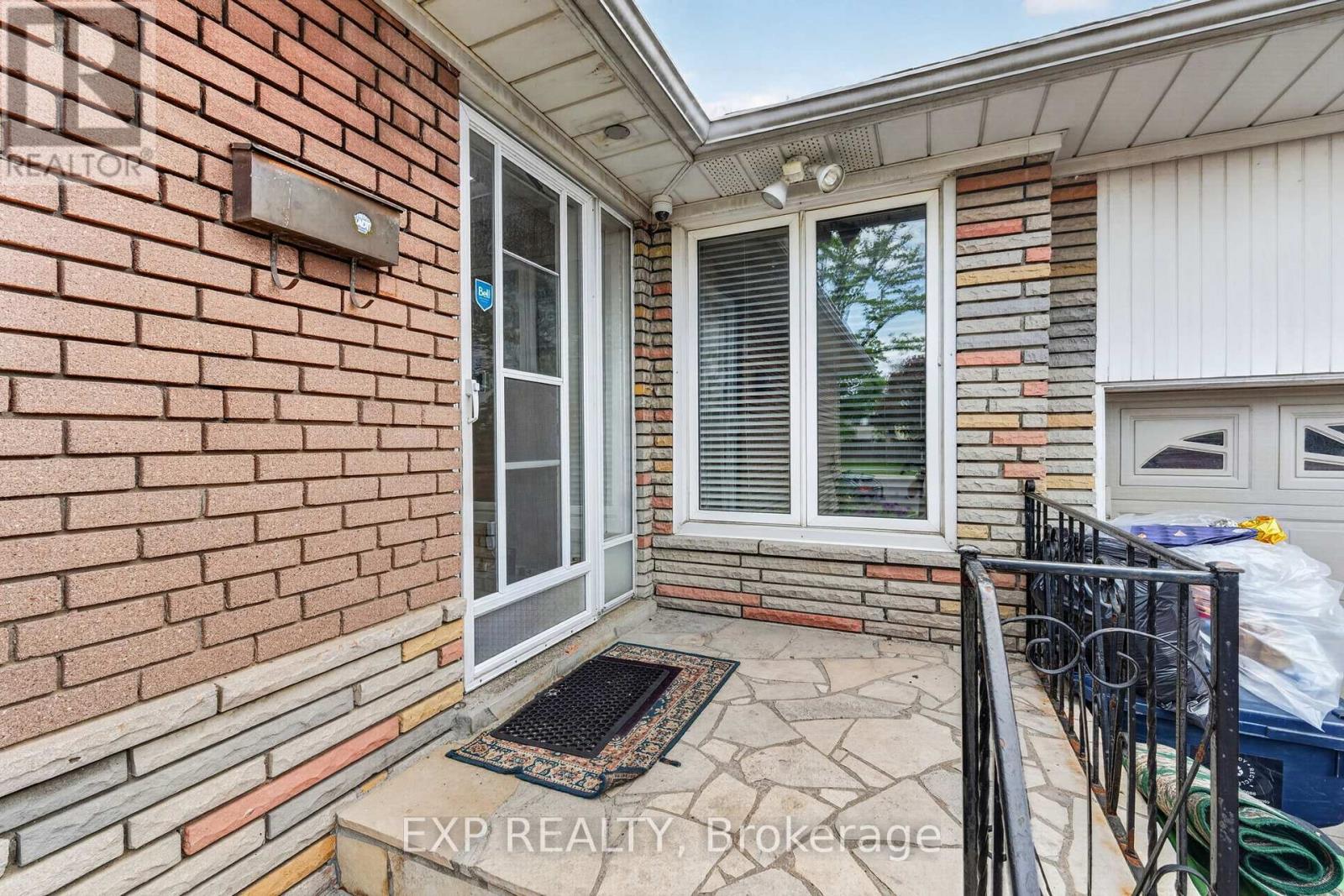 64 Bridesburg Drive, Toronto, Ontario  M9R 2K8 - Photo 2 - W13222502