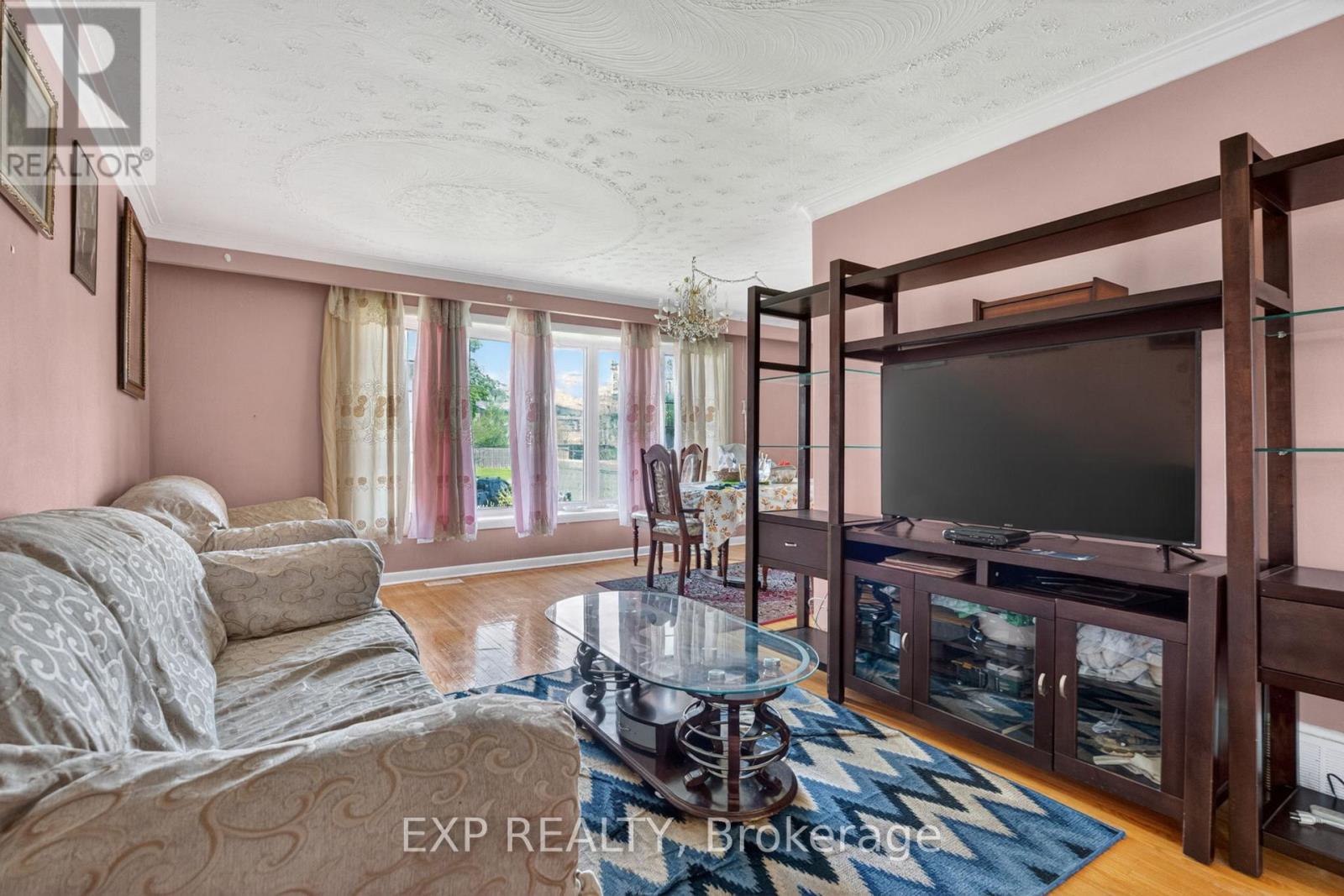 64 Bridesburg Drive, Toronto, Ontario  M9R 2K8 - Photo 4 - W13222502