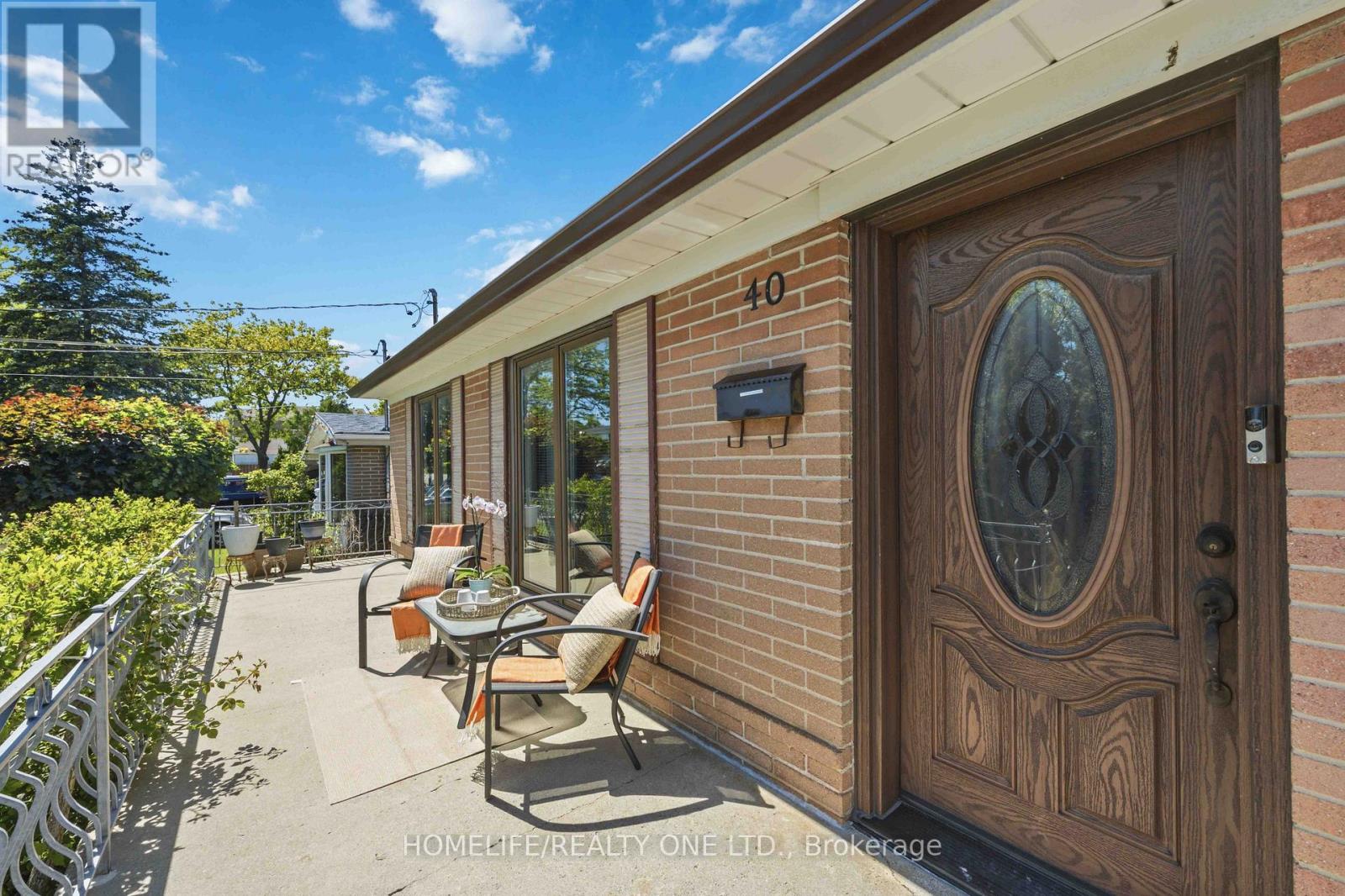 40 Wheatsheaf Crescent, Toronto, Ontario  M3N 1P6 - Photo 3 - W13222708